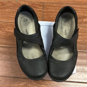 Clarks Cloud Steppers size 7M Mary Jane style adjustable shoes 37.5 EU